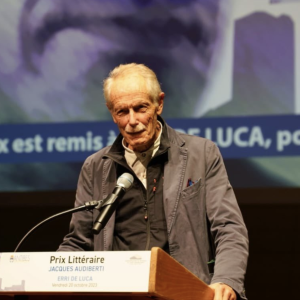 Le Prix littéraire Jacques Audiberti 2023 a été remis, par la Ville d'Antibes, à l'écrivain italien Erri de Luca