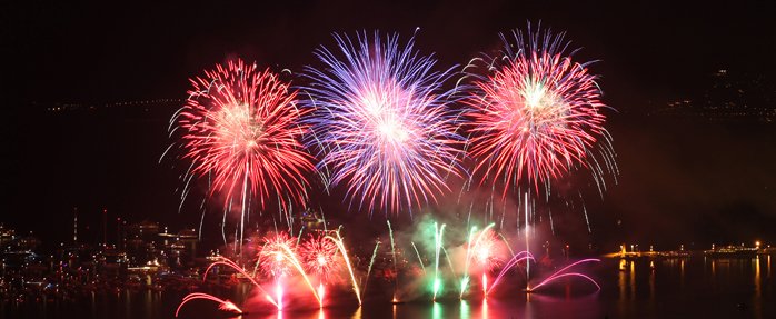 La nouvelle édition du Festival d'Art Pyrotechnique de Cannes dans sa splendide Baie de Cannes !