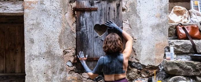 « Péone dans la Peau » : les ruelles de Péone réinventées par le Bodypainting 